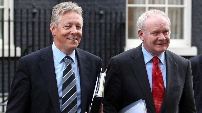 Dhá choiscéim chun tosaigh, coiscéim amháin ar gcúl