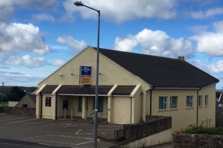 Tairiscint €1 déanta ag grúpa pobail ar sheanfhoirgneamh AIB i nGaoth Dobhair