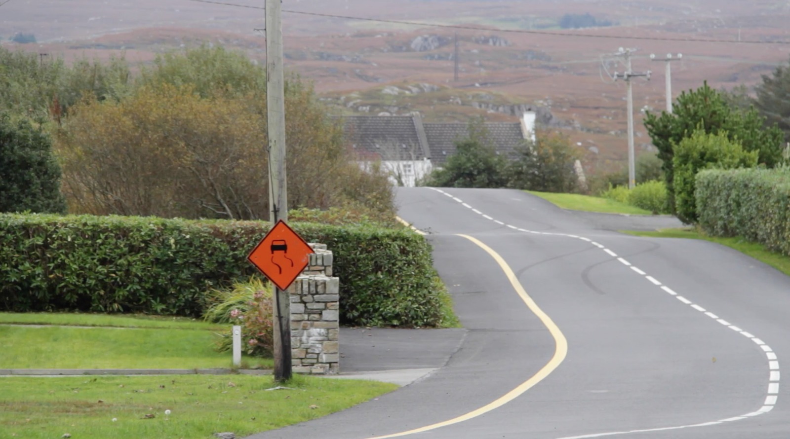 Tabhair ar ais ár gcosán - Muintir Loch an Iúir ag impí ar Chomhairle Contae Dhún na nGall