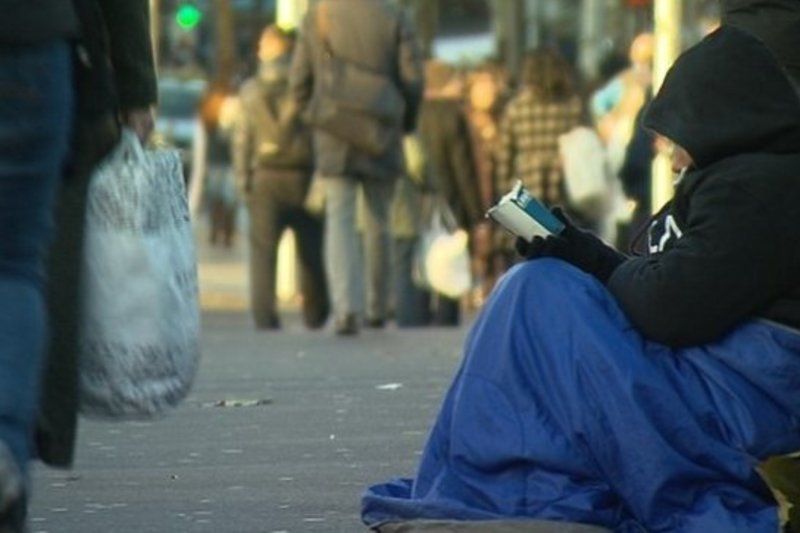 6 duine gan dídean i mBéal Feirste de reir staitisticí de chuid an NIHE... ach an fíor é seo?