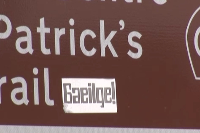 Cén fáth a bhfuil cosc ar an Ghaeilge ar chomharthaí turasóireachta anseo?
