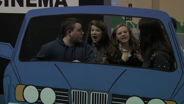 Daltaí Choláiste Feirste ag cur béime ar shábháilteacht ar bhóithre