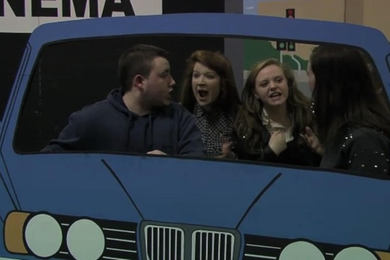 Daltaí Choláiste Feirste ag cur béime ar shábháilteacht ar bhóithre