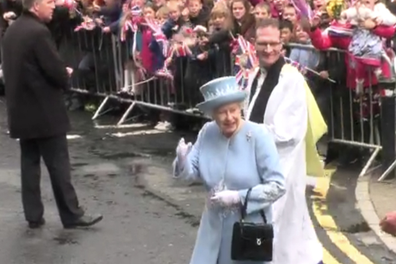 Eilís II, Inis Ceithleann agus an croitheadh láimhe