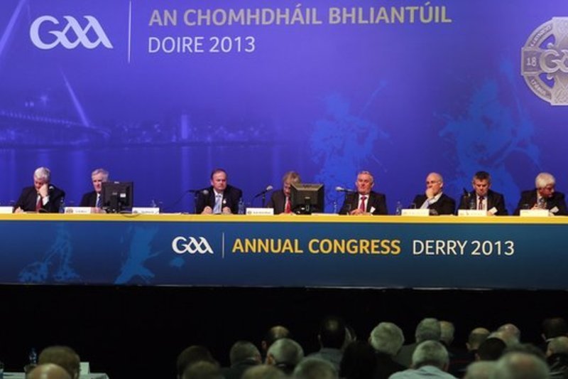 An dubh curtha ina gheal?