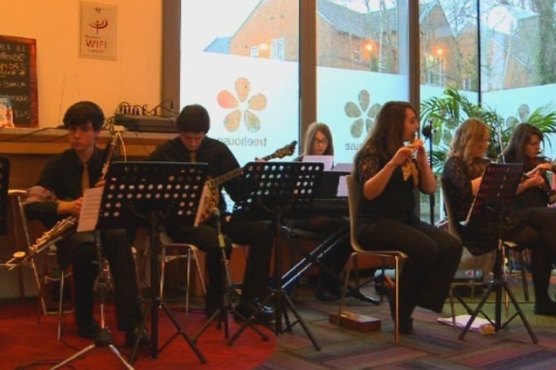 Banna Céilí Loch Lao ag seinm ag Ollscoil na Ríona