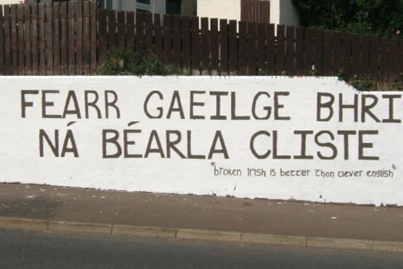 Polasaí Gaeilge an Tionóil cáinte go géar ag Comhairle na hEorpa