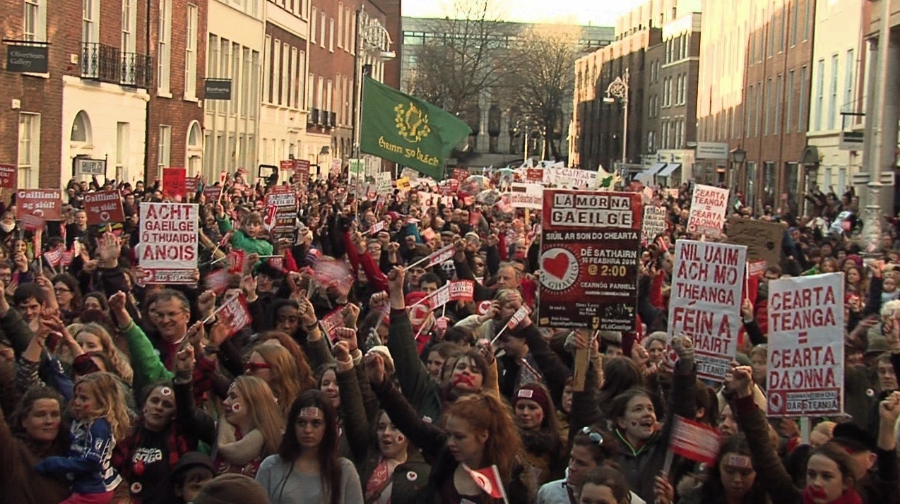 10,000 Gaeilgeoir dearg le fearg