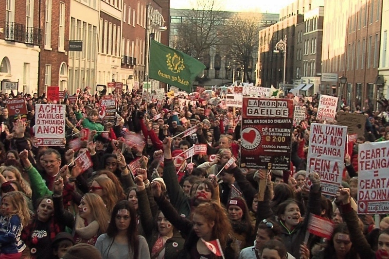 10,000 Gaeilgeoir dearg le fearg