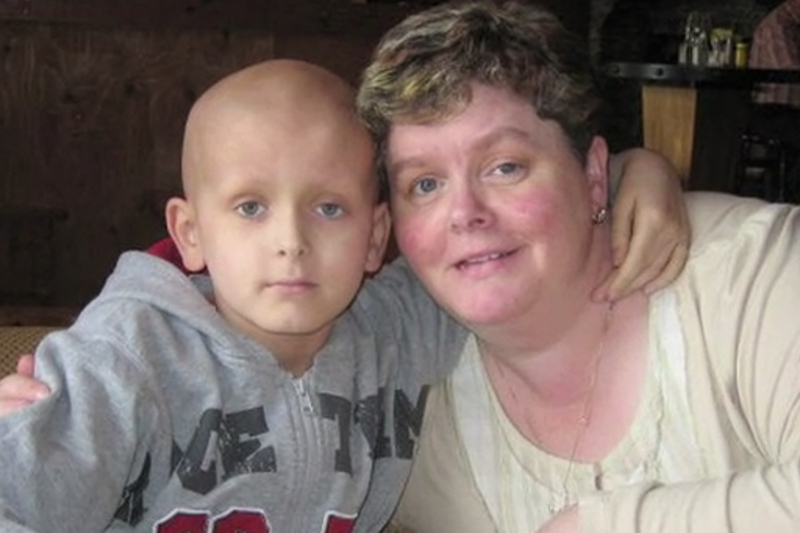 Tríd an Dorchadas - Mary Logue