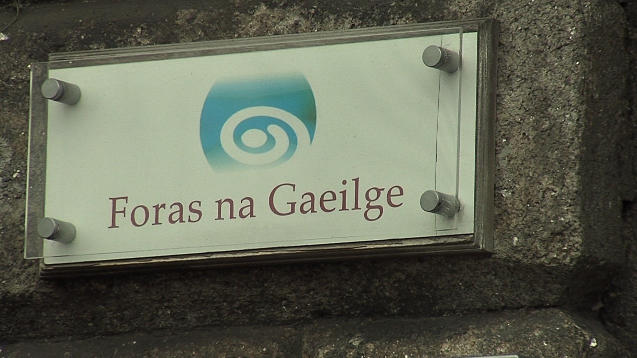 Deireadh le heagrais Ghaeilge ach an Foras beo i gcónaí