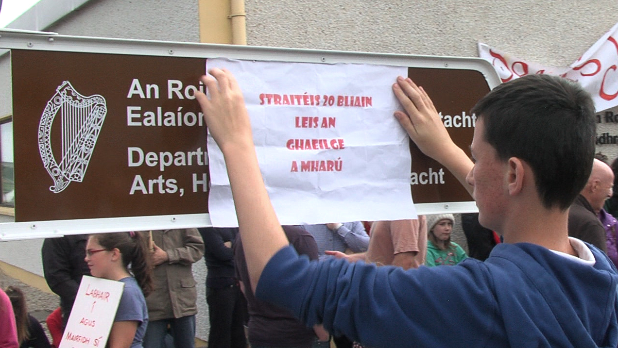 Agóid faoin Aire Stáit Gaeltachta gan líofacht sa Ghaeilge