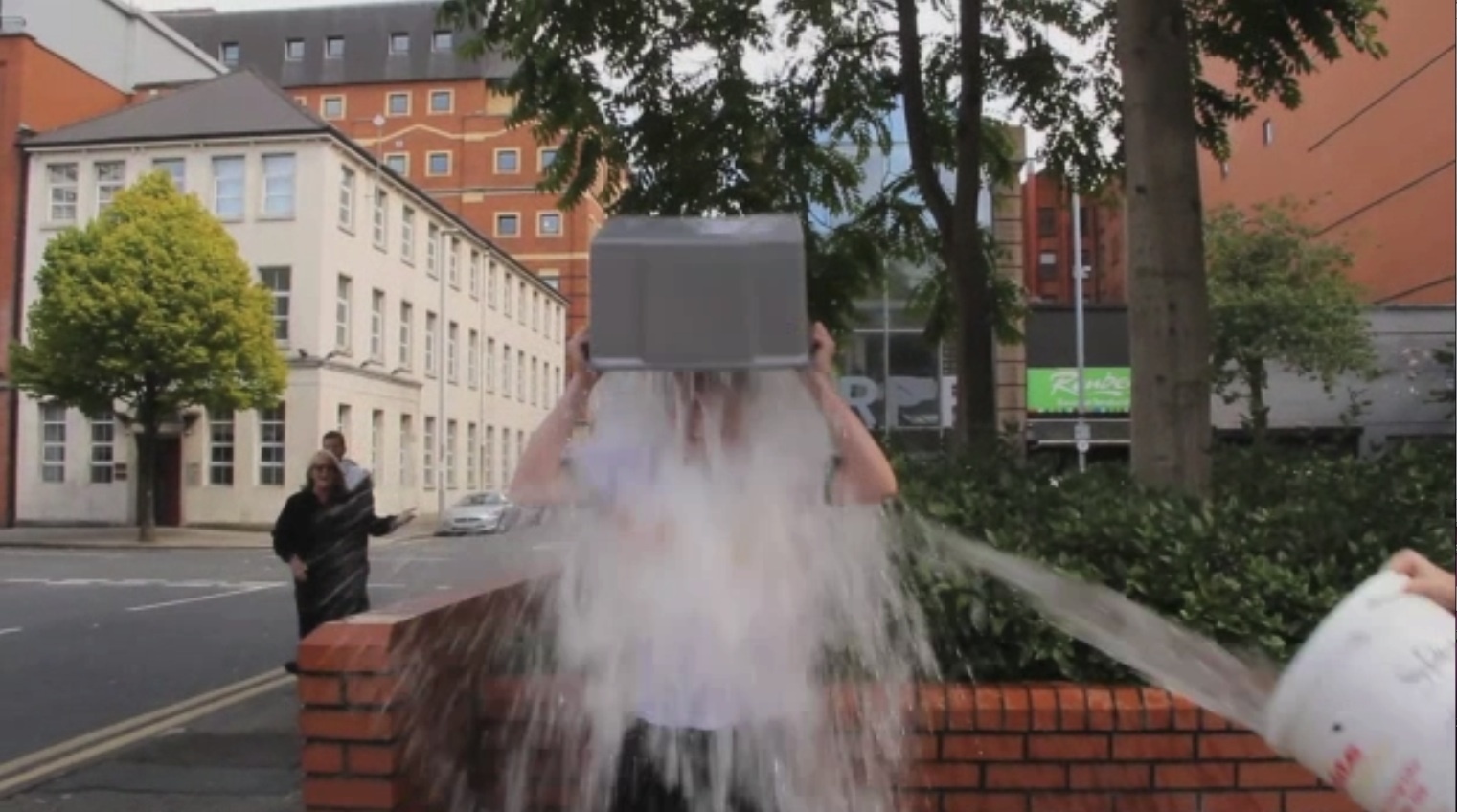 ‘Ice Bucket Challenge’ - fliuchadh foirne!