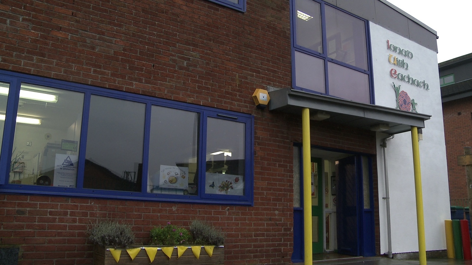 Buairt go gciorrófar maoiniú d'Oifigigh Ghaeilge ó thuaidh