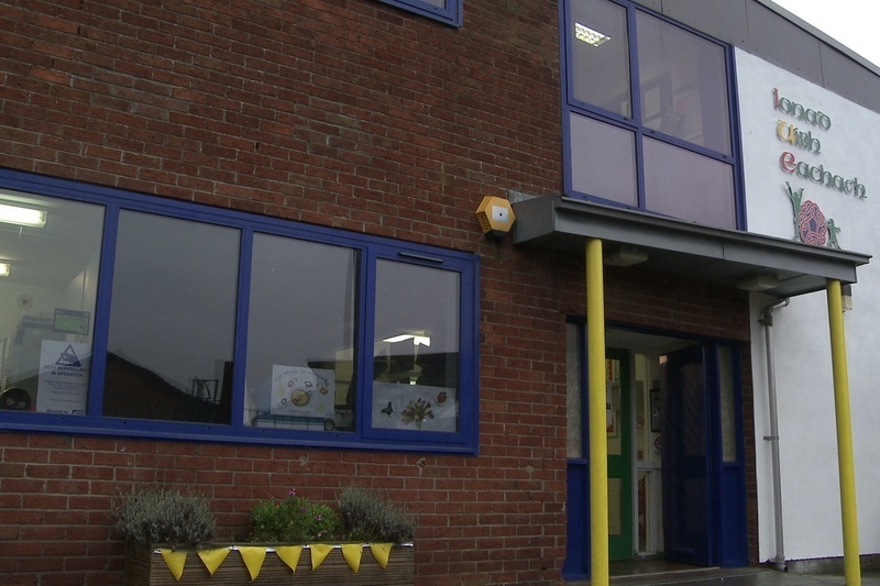 Buairt go gciorrófar maoiniú d'Oifigigh Ghaeilge ó thuaidh