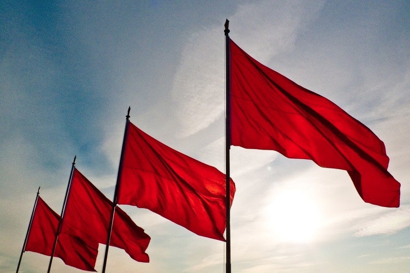 An bhfuil an Ghaeilge anois ina teanga den eite chlé?