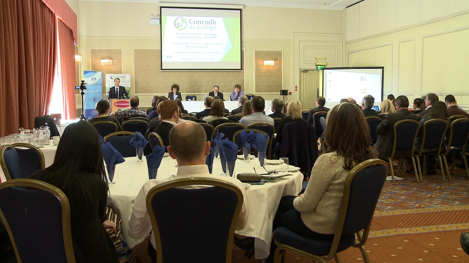 Oifigigh Ghaeilge chun leanúint sna hollchomhairlí