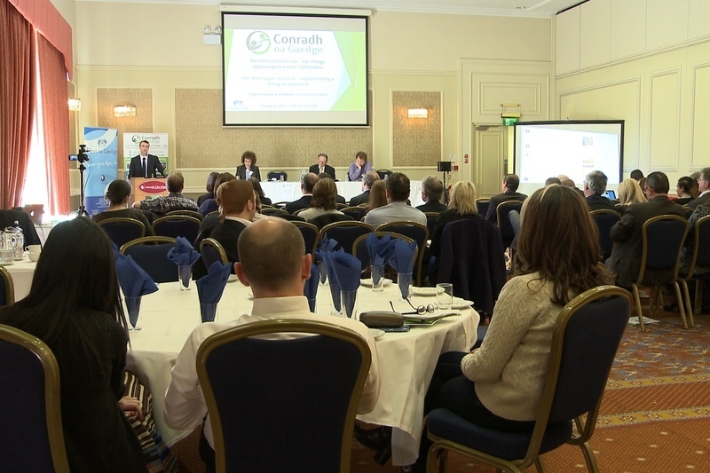 Oifigigh Ghaeilge chun leanúint sna hollchomhairlí