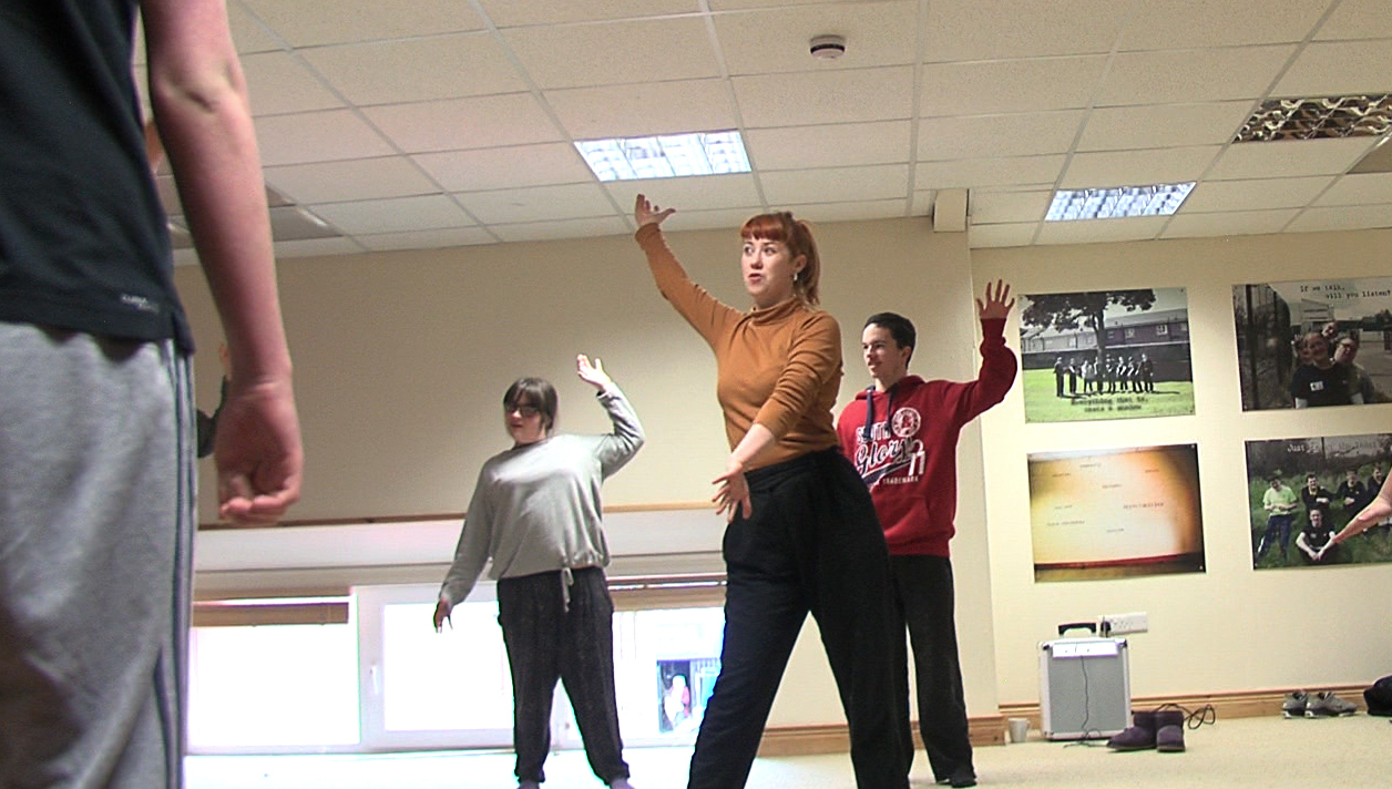 'Tuned in' ag tacú le daoine óga Chathair Dhoire