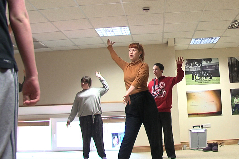 'Tuned in' ag tacú le daoine óga Chathair Dhoire