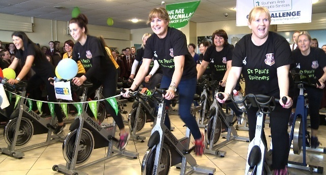 Ardscoil Naomh Pól ag rothaíocht ar son Ailse