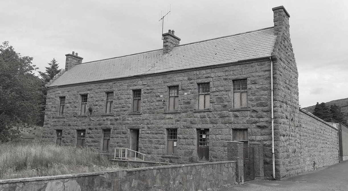 Súil siar ar mhonarcha Bhábóga Chroithlí