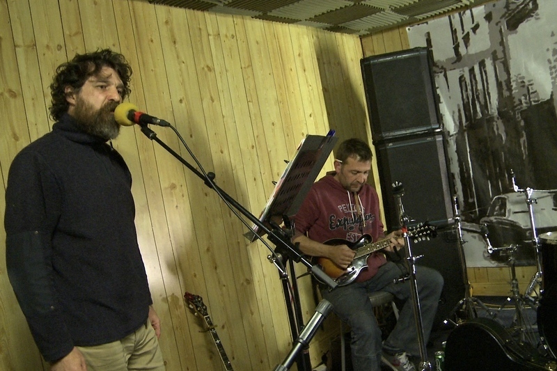 Amhráin na Pogues ar ardán as Gaeilge ag IMRAM