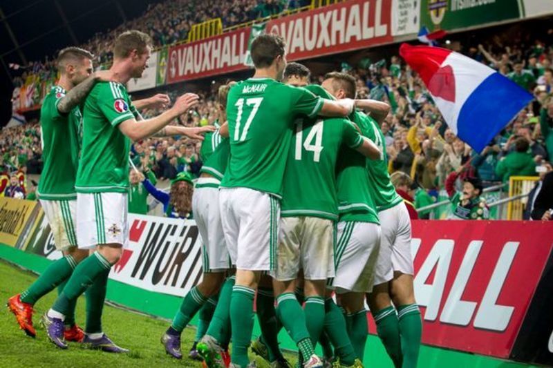 Cúis cheilúrtha agus na Niallaigh ar an mháirseáil