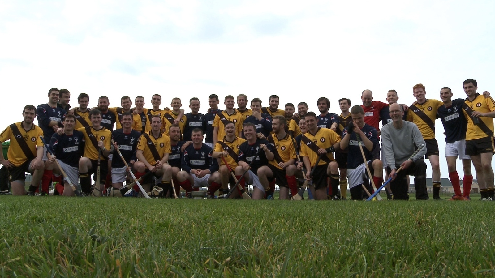 Mná Uladh & Fir na hAlban buach ag Iomáin Cholmcille