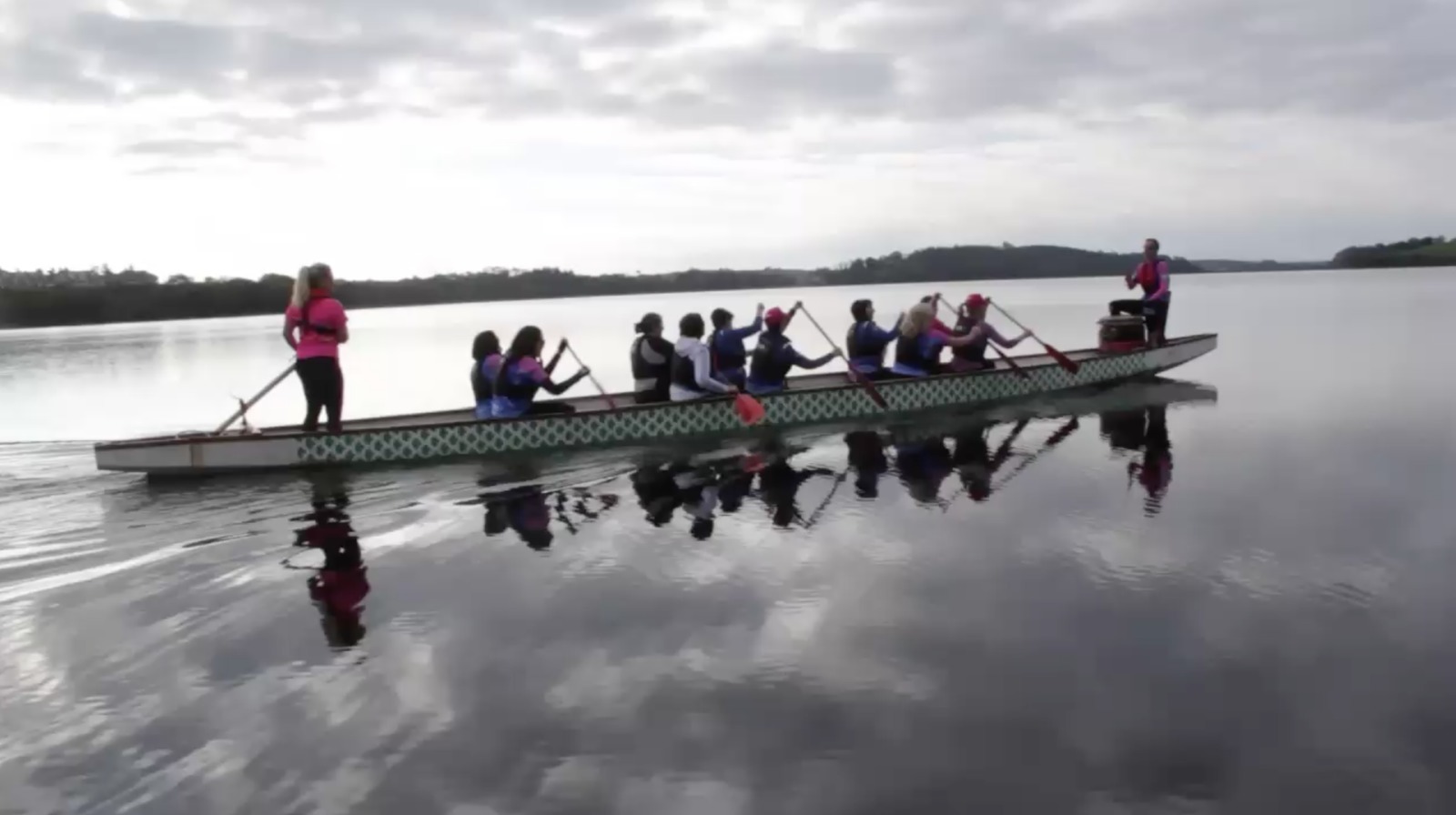 Foireann rasaíochta báid dragain Dhún na nGall abú!