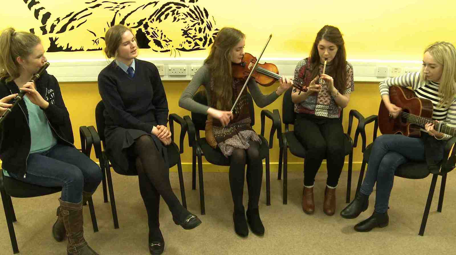 Dúchas - 5 cháilín as Carn Tóchair le bua an cheoil