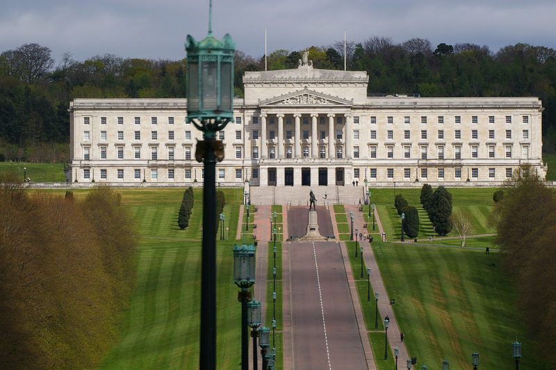 Ag dréim go mór le sceitse beirte nua Stormont