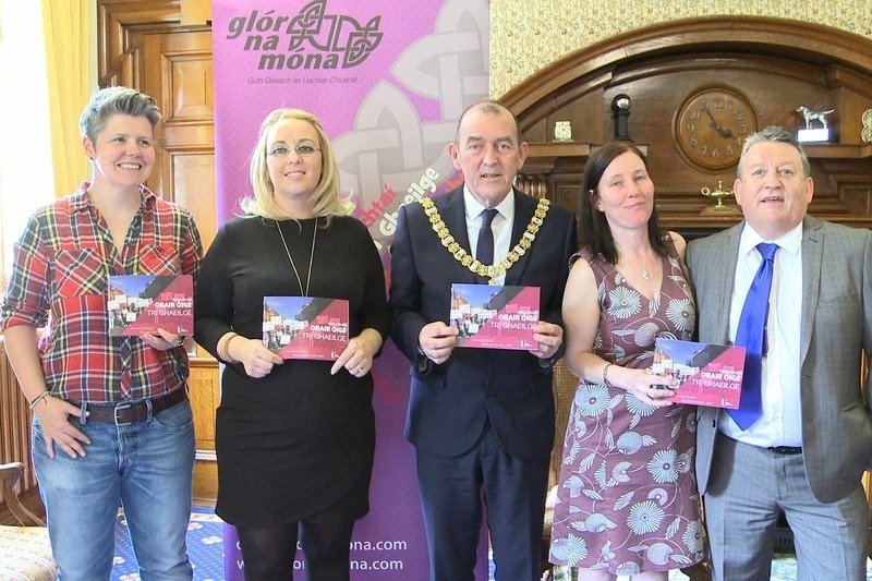 Múnla úr don obair óige Ghaeilge seolta ag Ardmhéara Bhéal Feirste